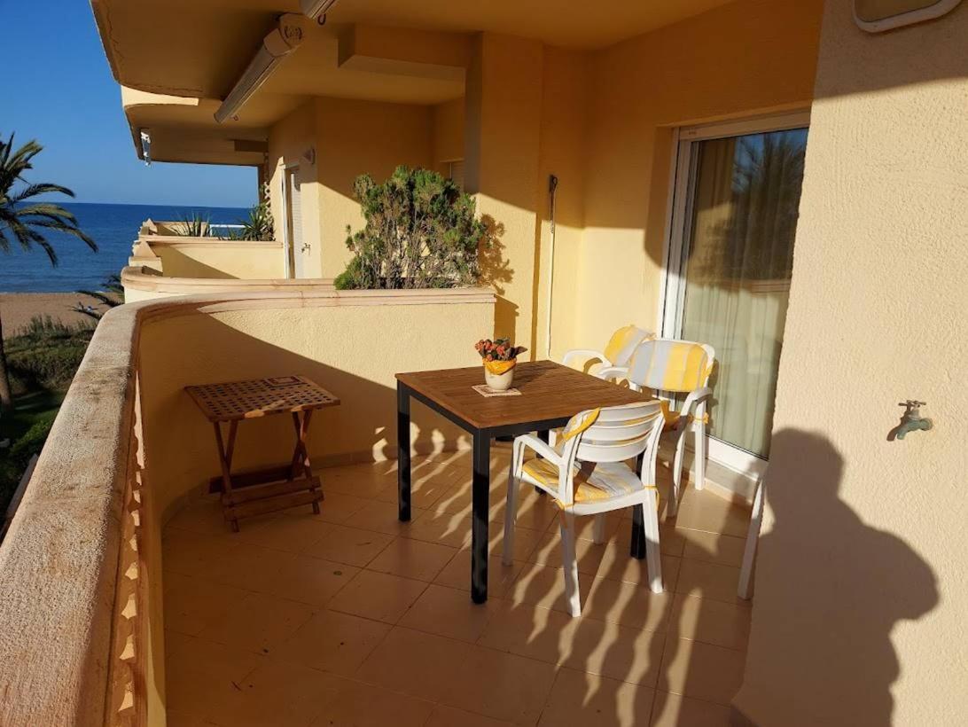 Estupendo Apartamento En Primera Linea De Playa Y Con Vistas Al Mar Dénia Exterior foto
